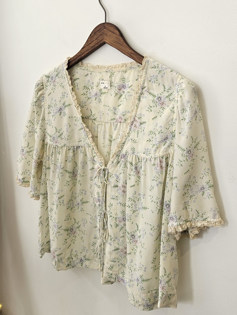 Delicate Floral Tie-Front Women’s Top in Cream